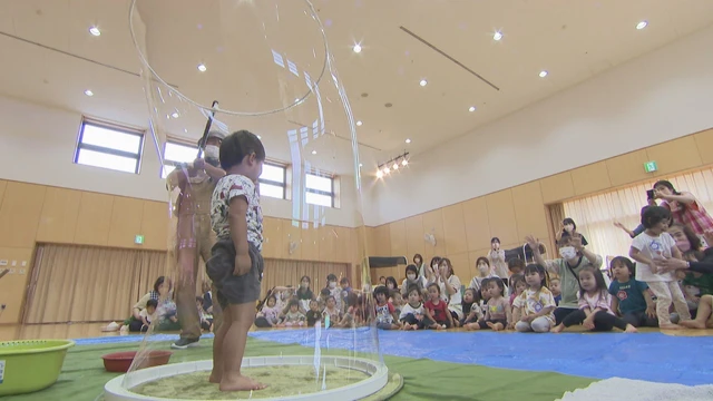 シャボン玉　人が入る