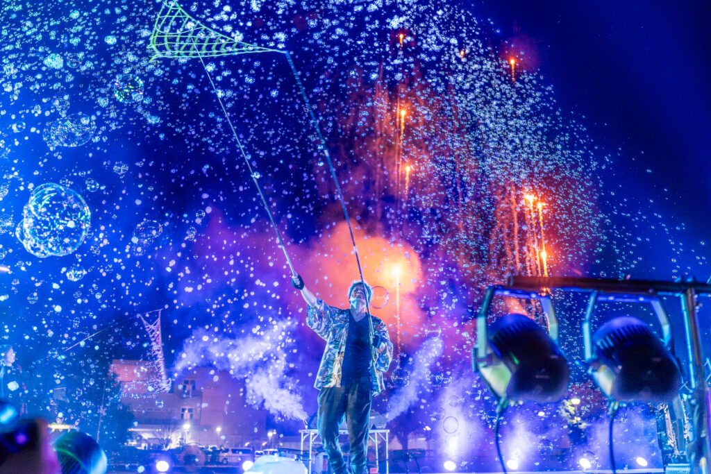 花火のような火を使わず、光とシャボン玉で夜空を彩るナイトバブルショー