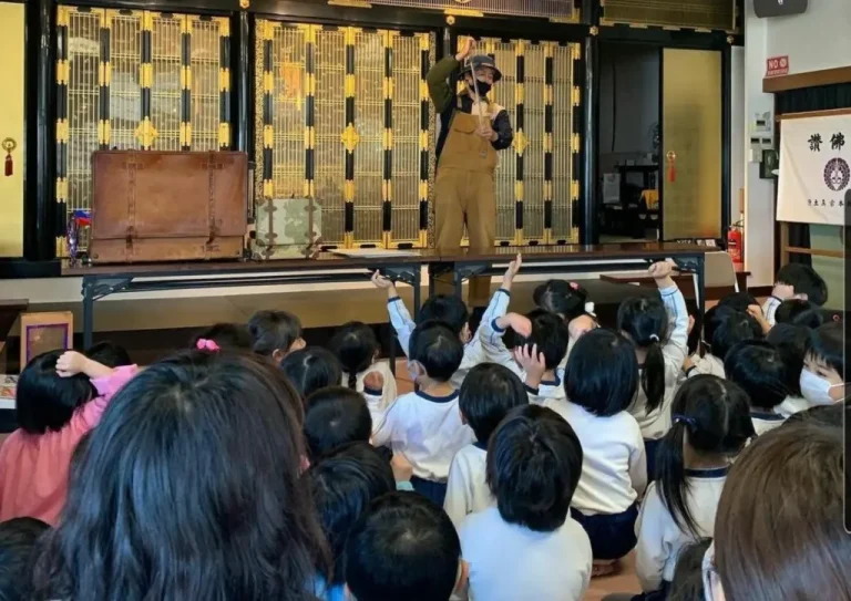 姫路市内の園の講堂で、シャボン玉をとばすシャボン玉おじさんと手をのばす園児たち