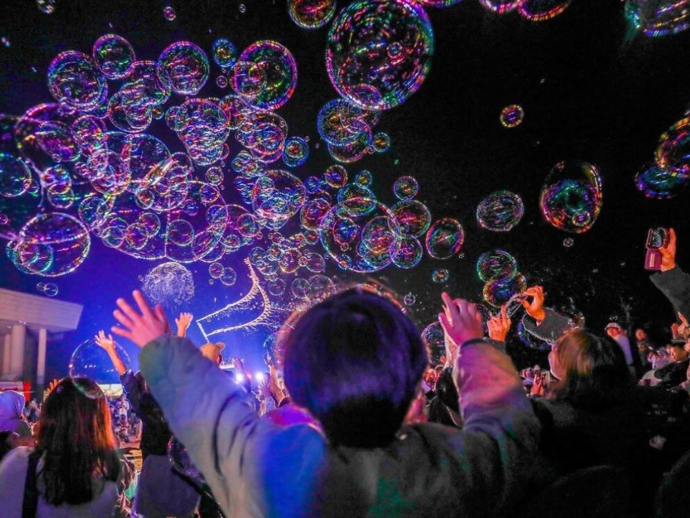 Kimono performers creating bubbles for an international audience