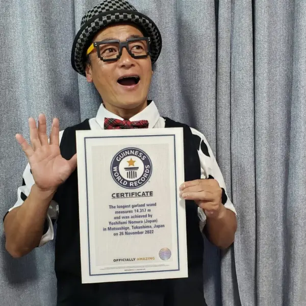 ギネス世界記録の認定証を手にするシャボン玉おじさん（野村佳史）
