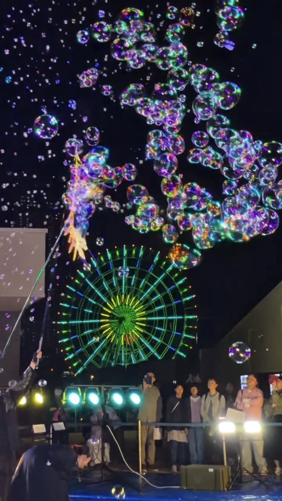りんくうプレミアム・アウトレットの観覧車を背景に夜空へ舞う無数の光るシャボン玉